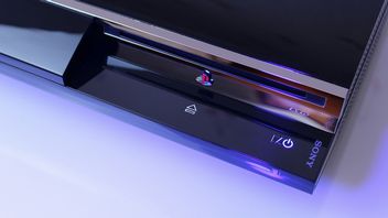 Gracz wyławia model startowy PS3 ze stawu podczas łowienia na magnes