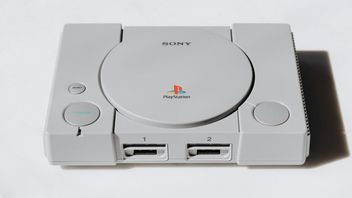 Szczęściarz znalazł niemal idealnie zachowany kontroler PS1 w oryginalnym pudełku za mniej niż 10 złotych