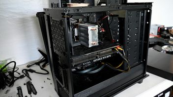 Gracz chce zbudować komputer do gier za zaoszczędzone pieniądze, ale jego przyjaciel twierdzi, że lepiej kupić gotowy komputer