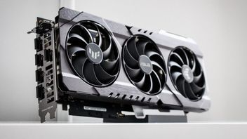 To zdjęcie RTX 5080 w obudowie uświadamia, jak urosły karty graficzne na przestrzeni ostatnich lat