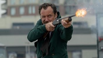 Nr 1 w 53 krajach - solidny kryminał z Jude’em Law w roli agenta FBI ma 92% na Rotten Tomatoes, thriller podbija listy przebojów streamingu i zachwyca widzów