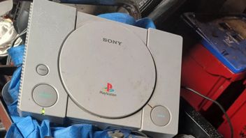 Gracz znajduje PlayStation z kontrolerami w koszu na śmieci i ma farta, bo wciąż działa