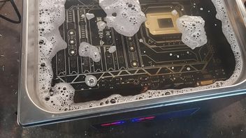 Gracz kupił tak obrzydliwie brudny komputer, że wymagał kąpieli - po czyszczeniu wygląda jak prosto ze sklepu