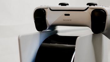 VRR nie działa poprawnie na PS5 i PS5 Pro. Przycinanie obrazu dotyka m.in. Kingdom Come Deliverance 2 i Elden Ringa