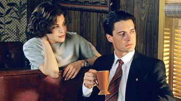 35 lat temu zadebiutował jeden z najlepszych i najbardziej przełomowych seriali w historii telewizji. Kultowe Miasteczko Twin Peaks do dziś fascynuje, nie tracąc przy kolejnym seansie