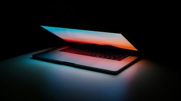 Oszuści „blokują” MacBooka podszywając się pod wsparcie techniczne. Posługują się przy tym screenem z Windowsa