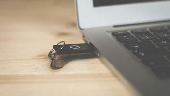 Programista kupuje 12 pamięci USB od Amazona, a ponieważ każda z nich jest paskudnym zakamuflowanym oszustwem, publikuje bezpłatne narzędzie do wykrywania oszustwa
