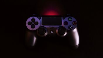 „Przeszedł na ciemną stronę mocy”. Gracz chciał tylko wyczyścić pada PS4, ale ten teraz świeci się na czerwono