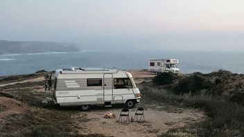 Programista traci pracę z zarobkami bliskimi 600 tys. złotych przez AI, zostaje odrzucony w 800 rekrutacjach i musi mieszkać w kamperze