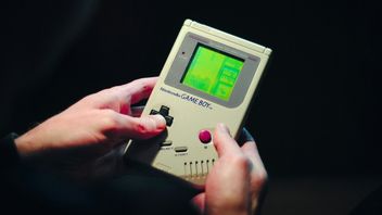 Gracz uważał, że brat ukradł jego Game Boya z Pokémon Red - 20 lat później przeszukuje dom rodziców i zdaje sobie sprawę, że urządzenie cały czas tkwiło w kanapie