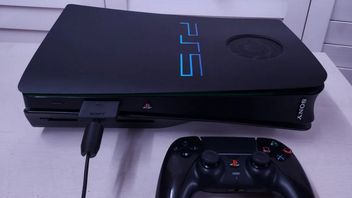 PS5 wyglądające jak edycja specjalna na urodziny PS2. Fan Sony zmodował swoją konsolę w imponujący sposób