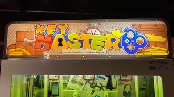 Szczęściarz wygrywa zupełnie nowy DualSense na automacie z nagrodami - mimo że ten oszukuje go na każdym kroku