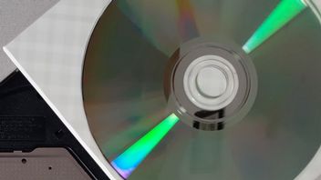 Kobieta znajduje w skrzynce na listy płytę CD z napisem „za darmo z sąsiedztwa” i odtwarza ją. Tego co tam znalazła, raczej się nie spodziewała