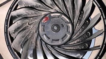 Gracz znajduje podczas czyszczenia PS5 mały czerwony przedmiot, który wygląda jak cukierek - ale prawdopodobnie jest czymś zupełnie innym