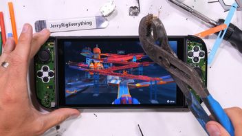 Youtuber uderza Switcha 2 szczypcami ponad 50 razy, a ta wciąż działa. Nowa konsola Nintendo zaskakuje wytrzymałością