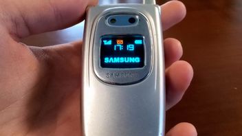 20 lat temu Samsung miał telefon komórkowy z tak specjalnym przyciskiem, że w sklepach musieli wyjmować z niego baterię