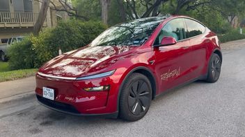 Tesla obiecała robotaxi bez ludzi i kierownicy. Pierwsze podróże odbyły się z ludźmi i kierownicą