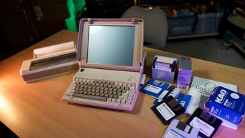 Gracz odnajduje 40-letniego laptopa i odkrywa, że rozwiązanie jego największego problemu wciąż znajduje się w oryginalnym opakowaniu