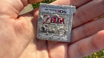 Fan Nintendo znalazł w drodze do pracy całkowicie zniszczony kartridż z Zeldą na konsolę 3DS - i z jakiegoś powodu: nadal działa
