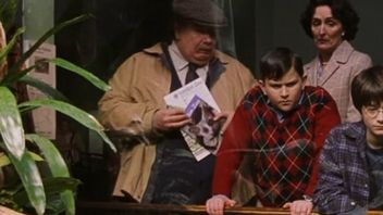 Pierwsze zdjęcia z planu serialu Harry Potter ujawniają wycieczkę do zoo. Vernon i Petunia są idealni, a kostiumy oddają klimat lat 90