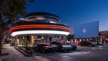 W Los Angeles otwarto retro-futurystyczny lokal Tesli. Łączy on stację Supercharger z kinem samochodowym i restauracją