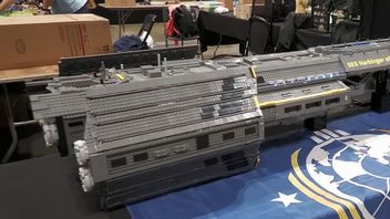 Model Super Niszczyciela z Helldivers 2 złożony z 15000 klocków LEGO zajmuje dwumetrowy stół. Olbrzymia budowla powala ilością detali