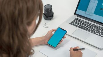 Według raportu, biedne dzieci dorastają przed ekranami, podczas gdy bogate rodziny płacą tysiące dolarów, aby ich pociechy uczyły się czytać