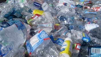 Naukowcy zmieniają plastik w paliwo. Rewolucyjna metoda, która może zmienić globalne podejście do recyklingu