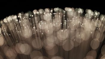 Przełom po 40 latach, światłowód wspierany przez Microsoft bije rekord i przyspiesza internet