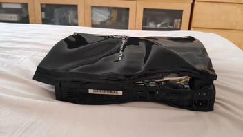Fan PlayStation chciał uratować swoją konsolę PS3 po pojawieniu się żółtej lampki śmierci: owinął ją ręcznikiem, suszył suszarką do włosów i całkowicie ją zdeformował