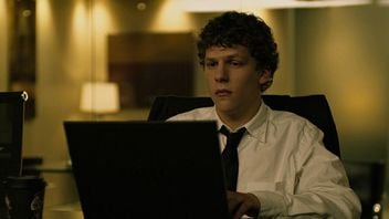Social Network 2 z dużą zmianą w obsadzie. Jesse Eisenberg został zastąpiony gwiazdą Sukcesji
