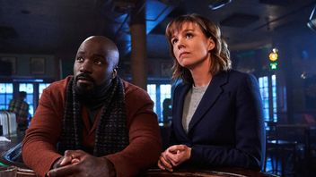 26 odcinków i aż 96% na Rotten Tomatoes. Na SkyShowtime niedawno dodano 2. sezon lubianego thrillera psychologicznego, a już jest w top 10