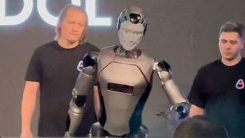 Nowy robot z Rosji miał zachwycić, ale zaliczył glebę w trakcie pokazu i stał się pośmiewiskiem w sieci