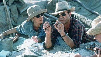 James Cameron prawie wyreżyserował jeden z najważniejszych filmów lat 90. W jego wersji przygodowy hit sci-fi byłby jednak „zbyt przerażający”