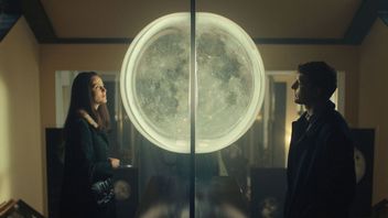 „Trzymający w napięciu” thriller szpiegowski Prime Video wylądował w top 10. Polacy chętnie oglądają tę 8-odcinkową intensywną serię