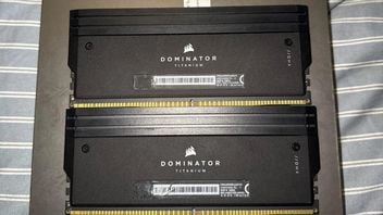 Gracz kupuje pamięć RAM za ponad 1600 zł, otrzymuje kopię, która wygląda jak oryginał, ale świeci się kolorowymi światłami i jest warta tylko ułamek ceny oryginału