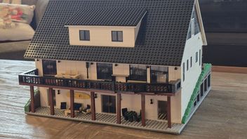 Fan LEGO Sprawił rodzicom wspaniały prezent świąteczny budując rodzinny dom z klocków