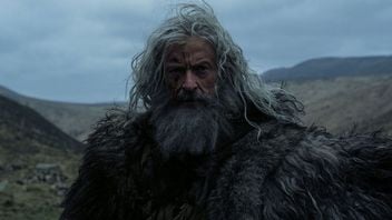 Hugh Jackman na pierwszym zwiastunie The Death of Robin Hood. Widowisko z Jodie Comer i  Billem Skarsgardem może być jednym z najciekawszych filmów roku