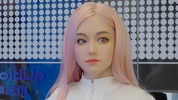 Chiński robot-towarzysz generuje ciepło i porusza się jak człowiek, ale jego cena sprawia, że to produkt dla bogatych