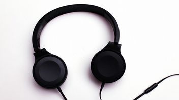 Chemia w elektronice użytkowej. Naukowcy sprawdzili, z czego zrobione są nasze słuchawki