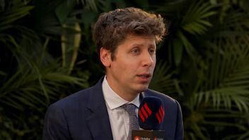 „Wytrenowanie człowieka też kosztuje energię”. Sam Altman broni branży AI
