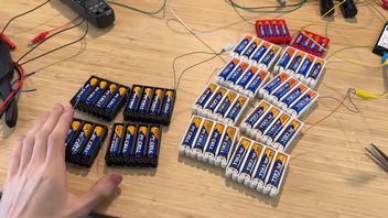 56 baterii AA zamiast zasilacza. Youtuber uruchomił komputer, monitor i zagrał w klasyka