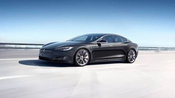 Zobacz granie w czasie jazdy Teslą na autopilocie