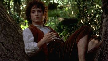 25 lat po roli we Władcy Pierścieni Elijah Wood w końcu nadrabia zaległości i wziął się za czytanie książkowego oryginału