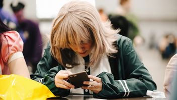 Uczniowie podstawówek całkowicie stracą dostęp do smartfonów, nawet na przerwach, jednak w szkołach średnich mogą odetchnąć z ulgą