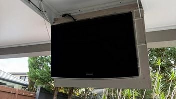 „Nie mieliśmy pojęcia, że on tam jest” - właściciel domu odkrył, że przez 17 lat telewizor był ukryty w suficie pokoju i dzięki temu zyskał nowy sprzęt