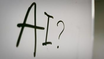 80 tysięcy zwolnionych w zaledwie trzy miesiące, z czego prawie 50% to „wina AI”: korporacje uświadomiły sobie, że sztuczna inteligencja to idealny kozioł ofiarny