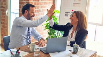 80 tysięcy zwolnionych w zaledwie trzy miesiące, z czego prawie 50% to „wina AI”: korporacje uświadomiły sobie, że sztuczna inteligencja to idealny kozioł ofiarny