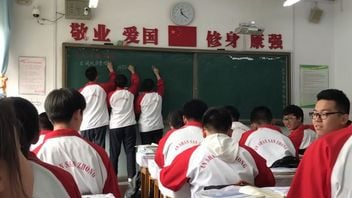 Chiny chcą, aby sztuczna inteligencja przygotowywała lekcje w szkole i oceniał? prace domowe