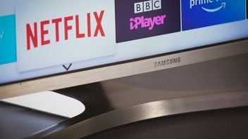 „Telewizor Samsung za 9000 zł to billboard reklamowy”. Użytkownicy są sfrustrowani reklamami na drogich OLED-ach, jest na nie jednak metoda